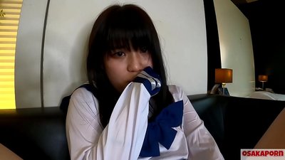Gabar 18 jir ah oo u dhalatay dalka Japan oo naaso yar-yar ku dhufatay iyo kacsiga oo farta ku dhufatay iyo ciyaar galmo ah. Gabar Asian ah oo ku jirta dharka cosplay ee iskuulka waxay ku siinaysaa dharbaaxo fiidyow hiwaayad ah. Mao 7 OSAKAPORN.